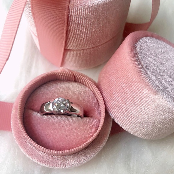 14K white gold with 1 carat CZ ring size 7 NEW!!